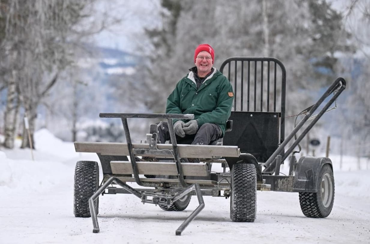 Pullerts grundare Tomas Björs sittande i en Pullert-vagn